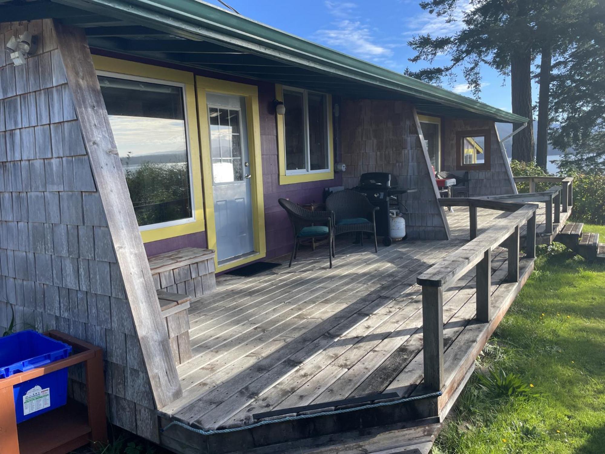Seine Boat Inn Alert Bay Extérieur photo