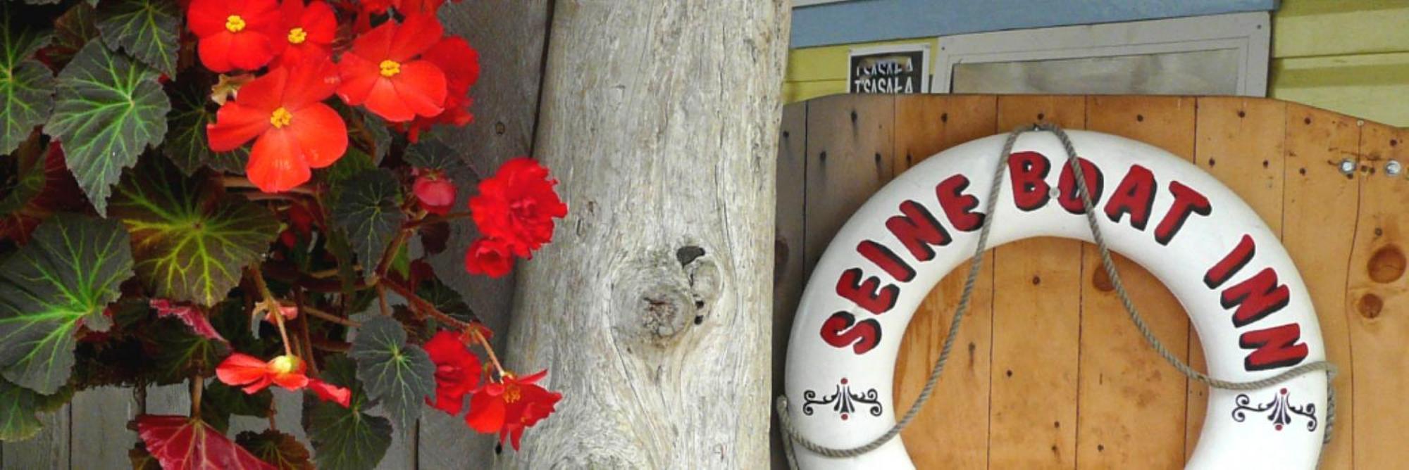 Seine Boat Inn Alert Bay Extérieur photo
