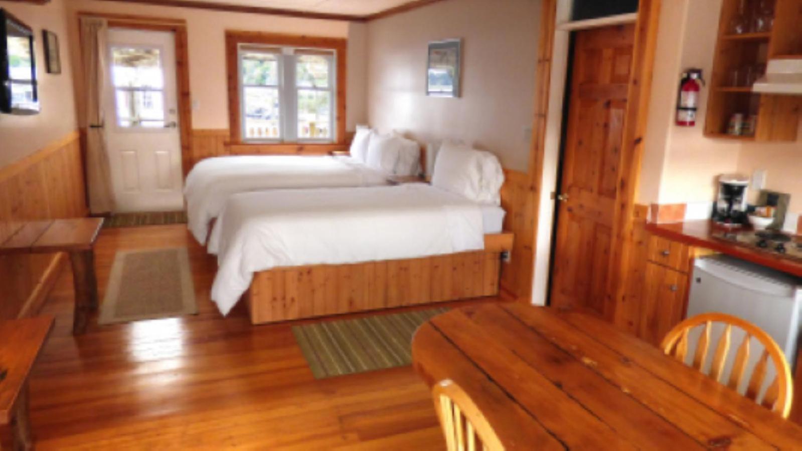 Seine Boat Inn Alert Bay Extérieur photo