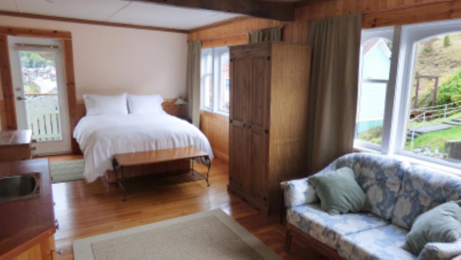 Seine Boat Inn Alert Bay Extérieur photo