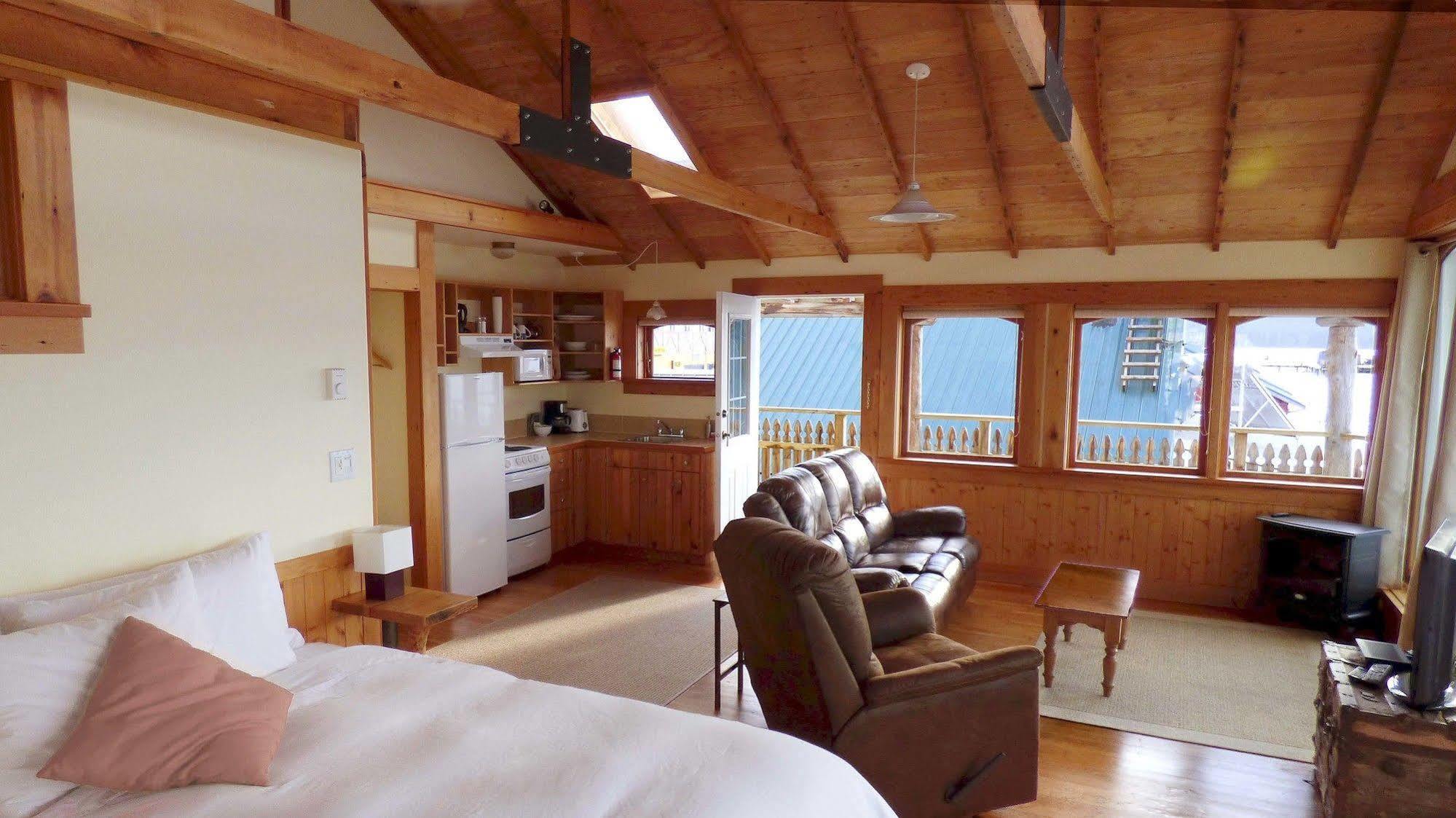 Seine Boat Inn Alert Bay Extérieur photo