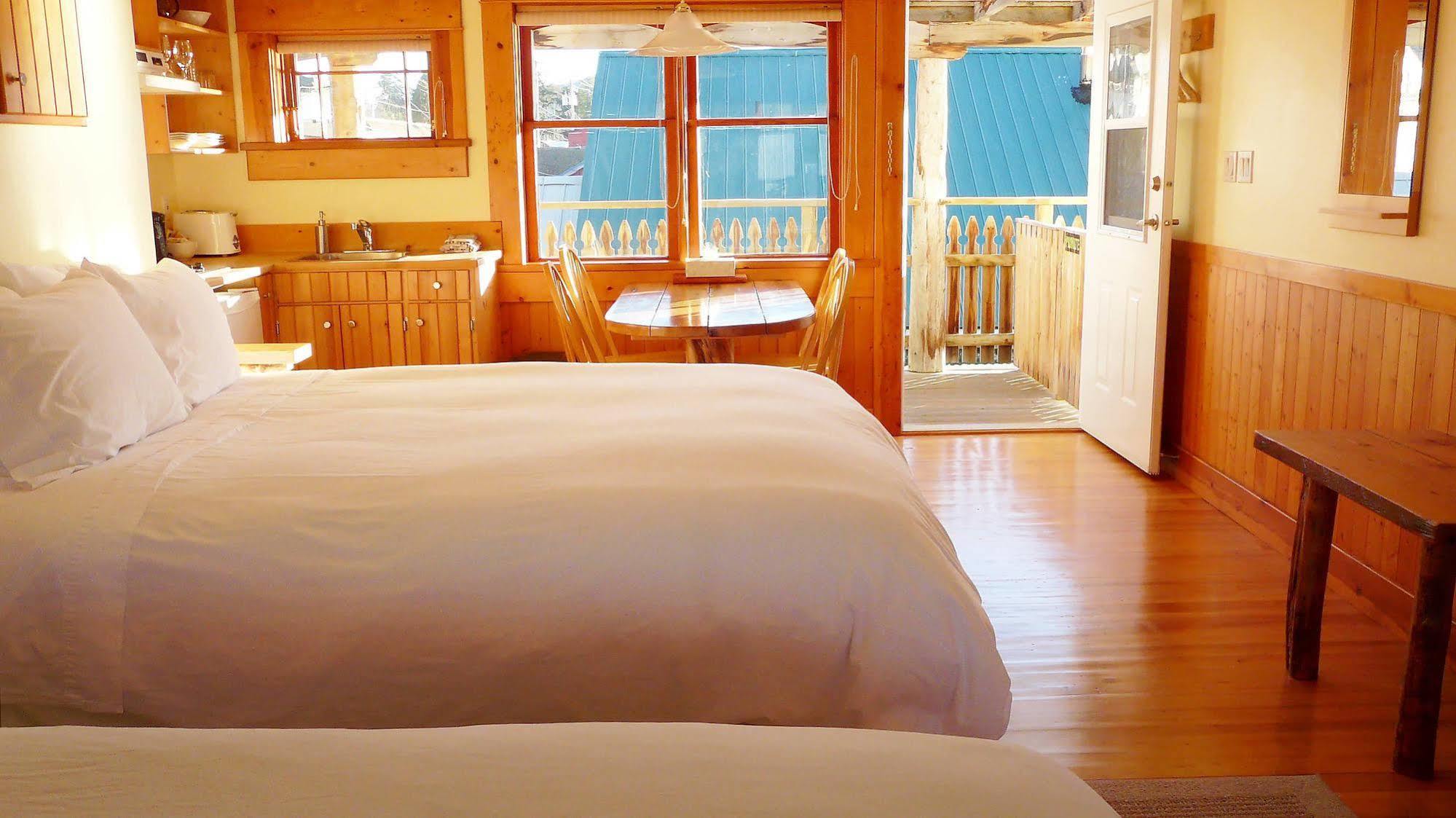 Seine Boat Inn Alert Bay Extérieur photo